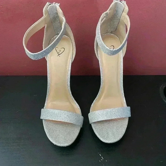 Windsor Sliver Heels - Picture 1 of 8